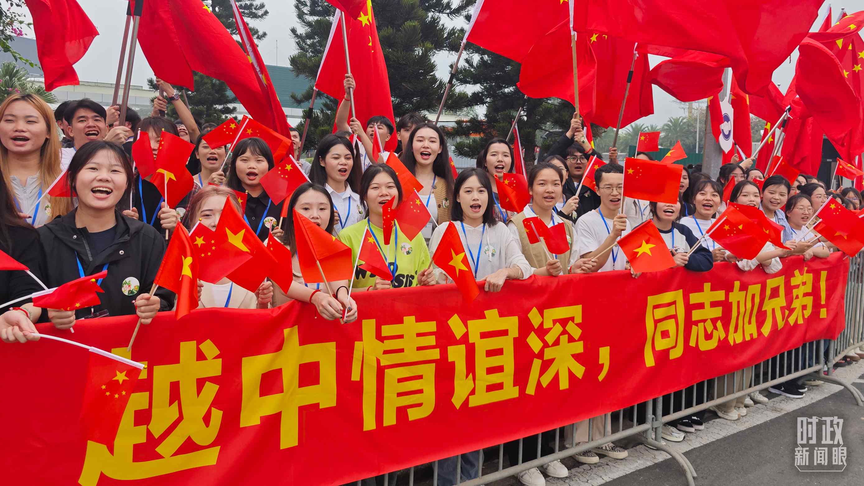 △習(xí)近平乘車從機(jī)場(chǎng)赴下榻飯店途中，許多人自發(fā)聚集在道路兩旁，揮舞兩國(guó)旗幟，表達(dá)熱烈歡迎。（總臺(tái)央視記者耿小龍拍攝）