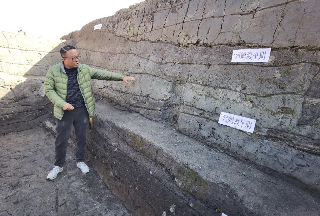 12月14日，汶溪遺址發(fā)掘項目現(xiàn)場負(fù)責(zé)人雷少介紹遺址整體情況。新華社記者顧小立 攝