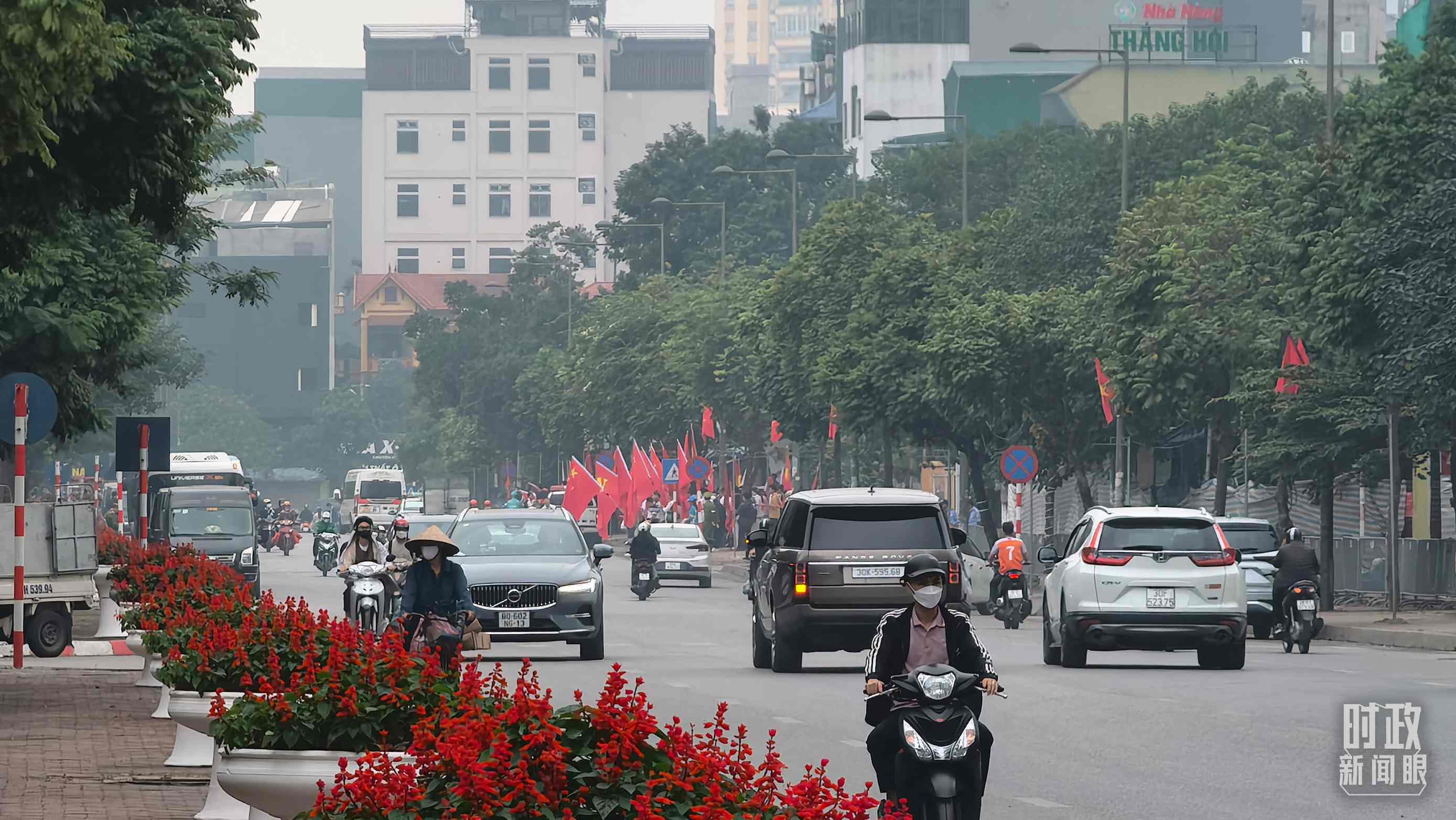 △河內(nèi)街道兩側(cè)的中越兩黨兩國(guó)旗幟。（總臺(tái)央視記者韓銳拍攝）