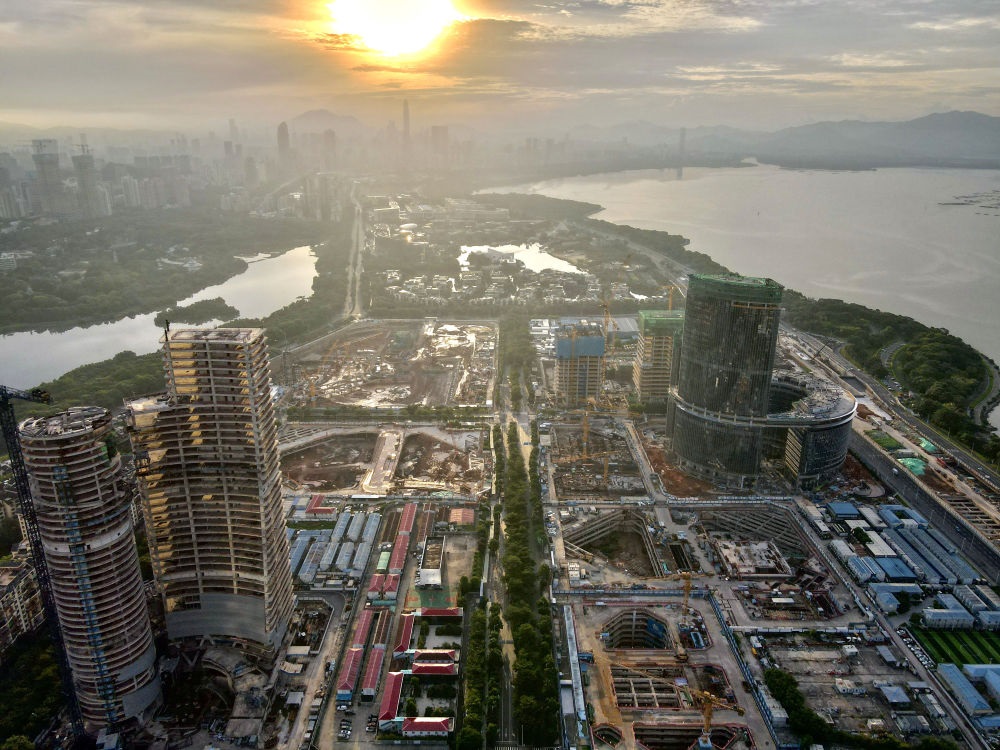 位于深圳市南山區(qū)的深圳灣超級(jí)總部基地建設(shè)現(xiàn)場(chǎng)（無(wú)人機(jī)照片，2023年8月26日攝）。新華社記者 周科 攝