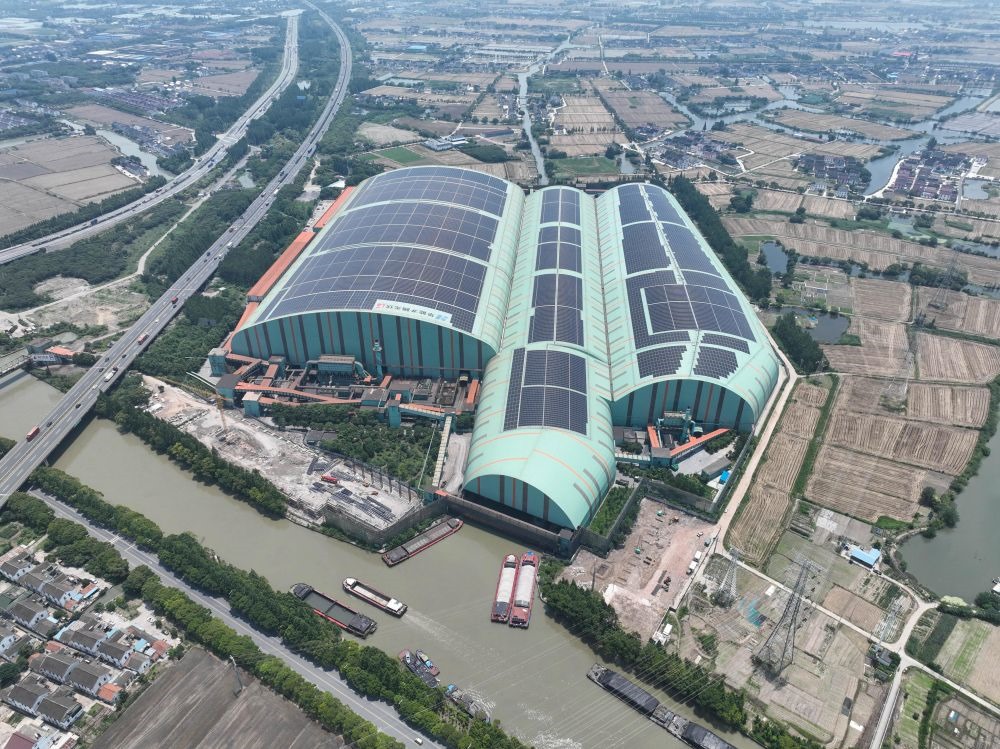 這是江蘇蘇州市常熟市龍騰特種鋼有限公司碼頭料場(chǎng)屋頂光伏（無(wú)人機(jī)照片，2023年6月9日攝）。新華社記者 季春鵬 攝