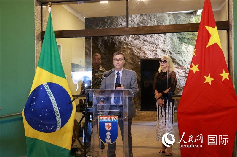 巴西攝影聯(lián)合會主席卡洛斯·甘達拉在攝影展開幕式上致辭。 人民網(wǎng)記者 陳海琪攝