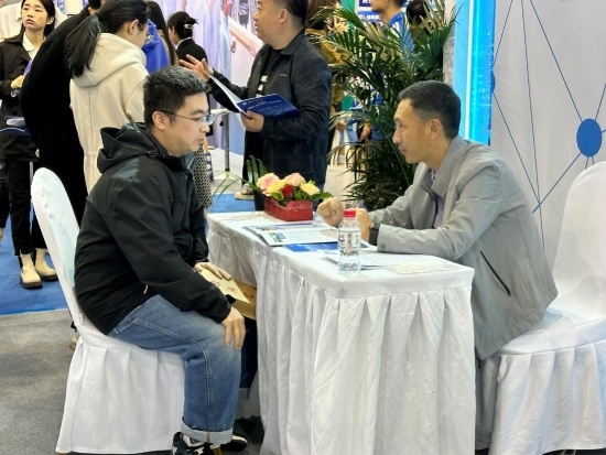 沈陽招聘會現(xiàn)場。人民網(wǎng)記者 尹柏寒攝