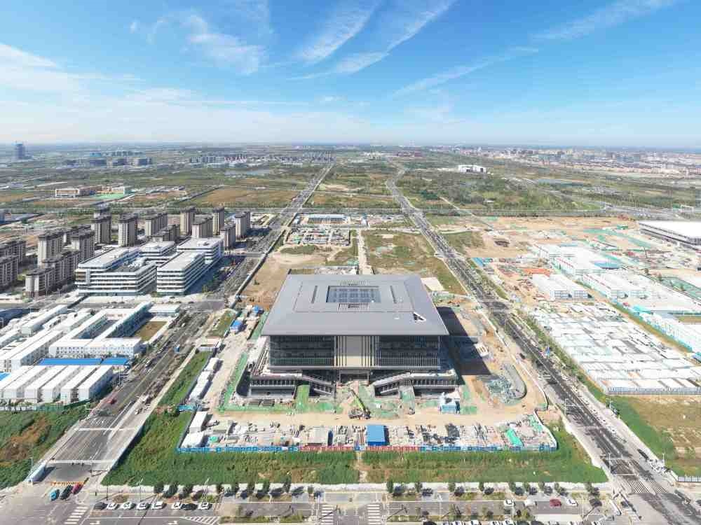 這是雄安新區(qū)大學(xué)園圖書館（2023年10月1日攝，無(wú)人機(jī)照片）。新華社記者 朱旭東 攝