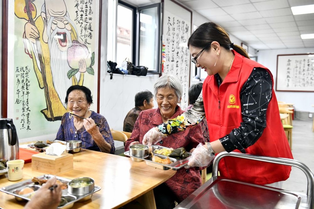 在山東省乳山市城區(qū)街道騰甲莊村幸福食堂，志愿者為老人們配送午餐（2023年6月24日攝）。新華社記者 郭緒雷 攝