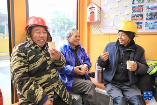 12月16日，幾名戶外勞動(dòng)者在位于浙江舟山市的一家“勞動(dòng)者驛站”里喝姜茶驅(qū)寒。