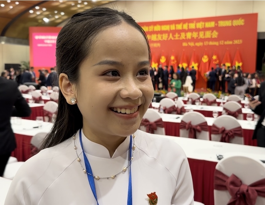 越南青年代表黎月瓊接受記者采訪。