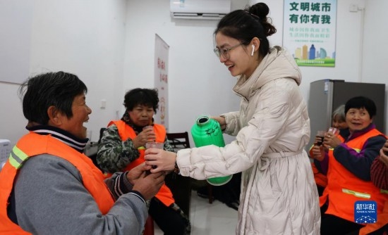 12月16日，在浙江省湖州市德清縣乾元鎮(zhèn)環(huán)衛(wèi)工人愛心驛站，志愿者為環(huán)衛(wèi)工人倒紅糖姜茶。