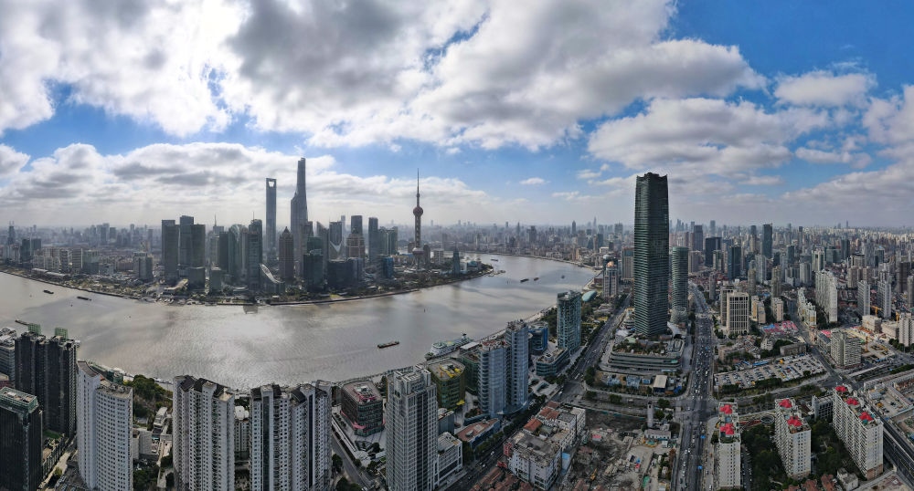 從上海虹口區(qū)北外灘空中俯瞰中國(guó)（上海）自由貿(mào)易試驗(yàn)區(qū)陸家嘴片區(qū)（2023年1月10日攝，無(wú)人機(jī)全景照片）。新華社記者 方喆 攝