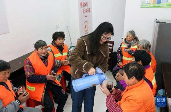 12月16日，在浙江省湖州市德清縣乾元鎮(zhèn)環(huán)衛(wèi)工人愛心驛站，志愿者為環(huán)衛(wèi)工人倒紅糖姜茶。