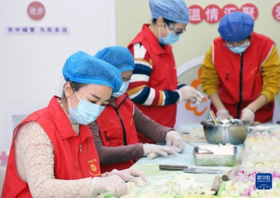 12月16日，在山東省棗莊市市中區(qū)城管藍(lán)職工志愿服務(wù)驛站，愛心志愿者為戶外勞動(dòng)者包水餃。