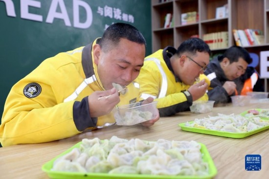 12月16日，在山東省棗莊市市中區(qū)城管藍(lán)職工志愿服務(wù)驛站，戶外勞動(dòng)者吃上熱氣騰騰的水餃。