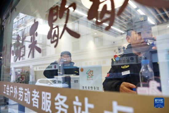 12月16日，戶外工作者在浙江省嘉興市南湖區(qū)丁家橋社區(qū)個(gè)性化“惠工小站”休息。