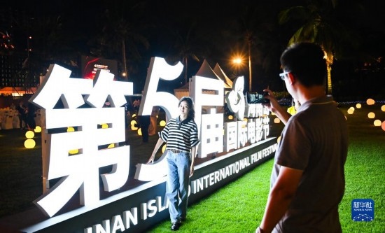 12月16日，觀眾在第五屆海南島國(guó)際電影節(jié)開幕式現(xiàn)場(chǎng)拍照留念。