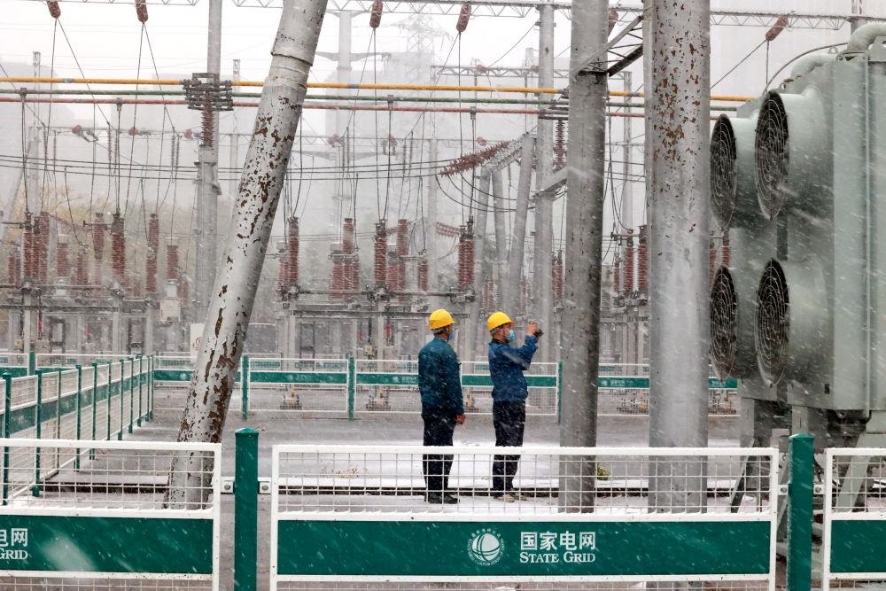 △國網(wǎng)壽光市供電公司變電運(yùn)維人員在檢查變電站積雪情況。