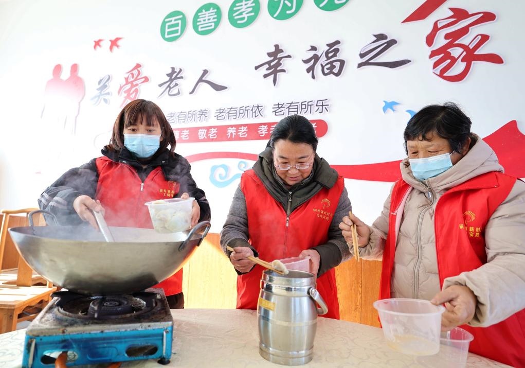 12月17日，在山東省臨沂市沂南縣銅井鎮(zhèn)杜山社區(qū)孝善食堂，志愿者們在為社區(qū)內(nèi)獨(dú)居和行動(dòng)不便的老人煮水餃。 新華社發(fā)（王彥冰 攝）