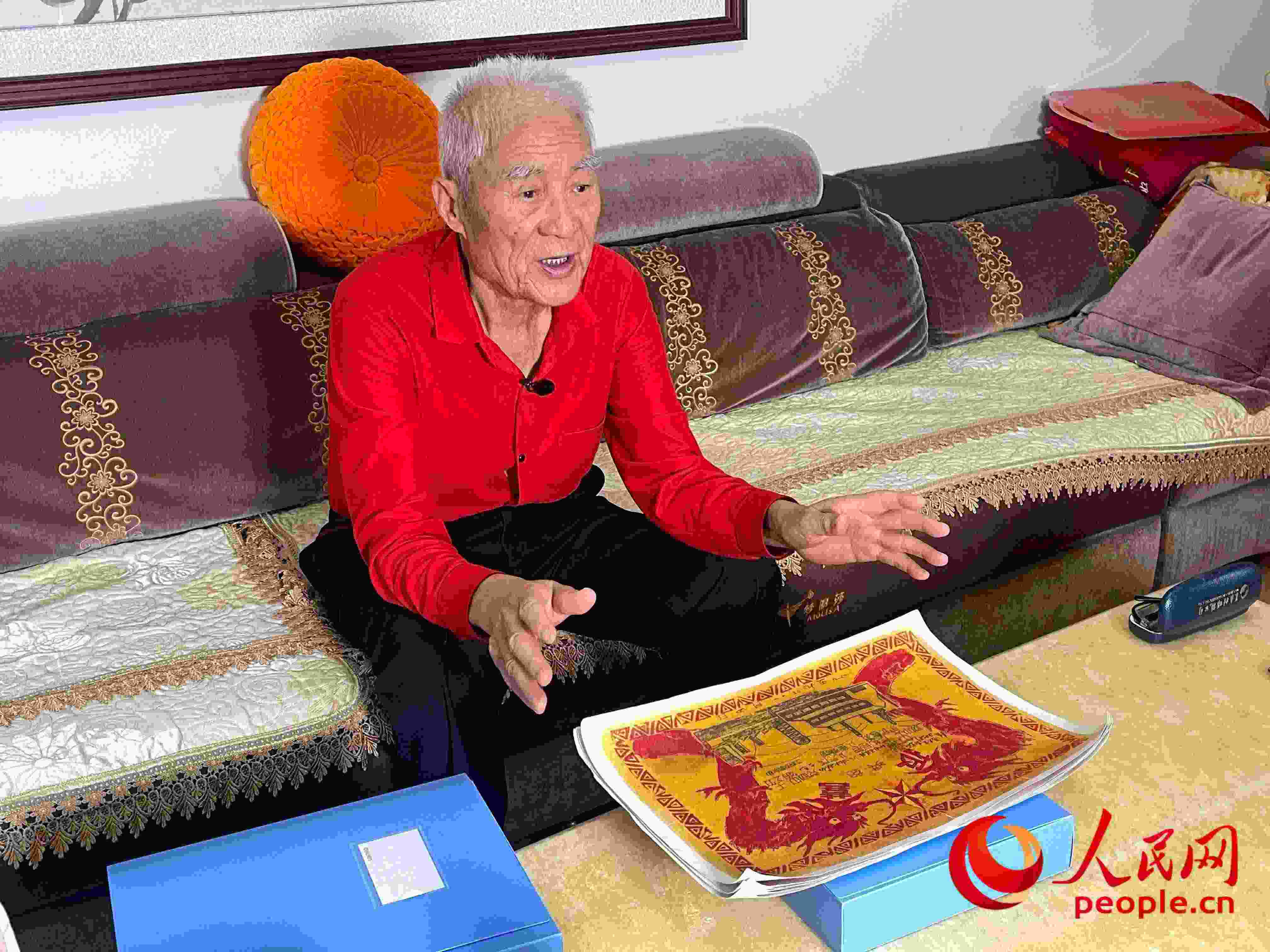 馬太生向采訪團講述自己獲得獎狀的經(jīng)歷。人民網(wǎng) 周靜圓攝