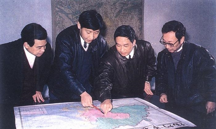 1991年12月，習(xí)近平與同事討論福州市戰(zhàn)略規(guī)劃設(shè)想。