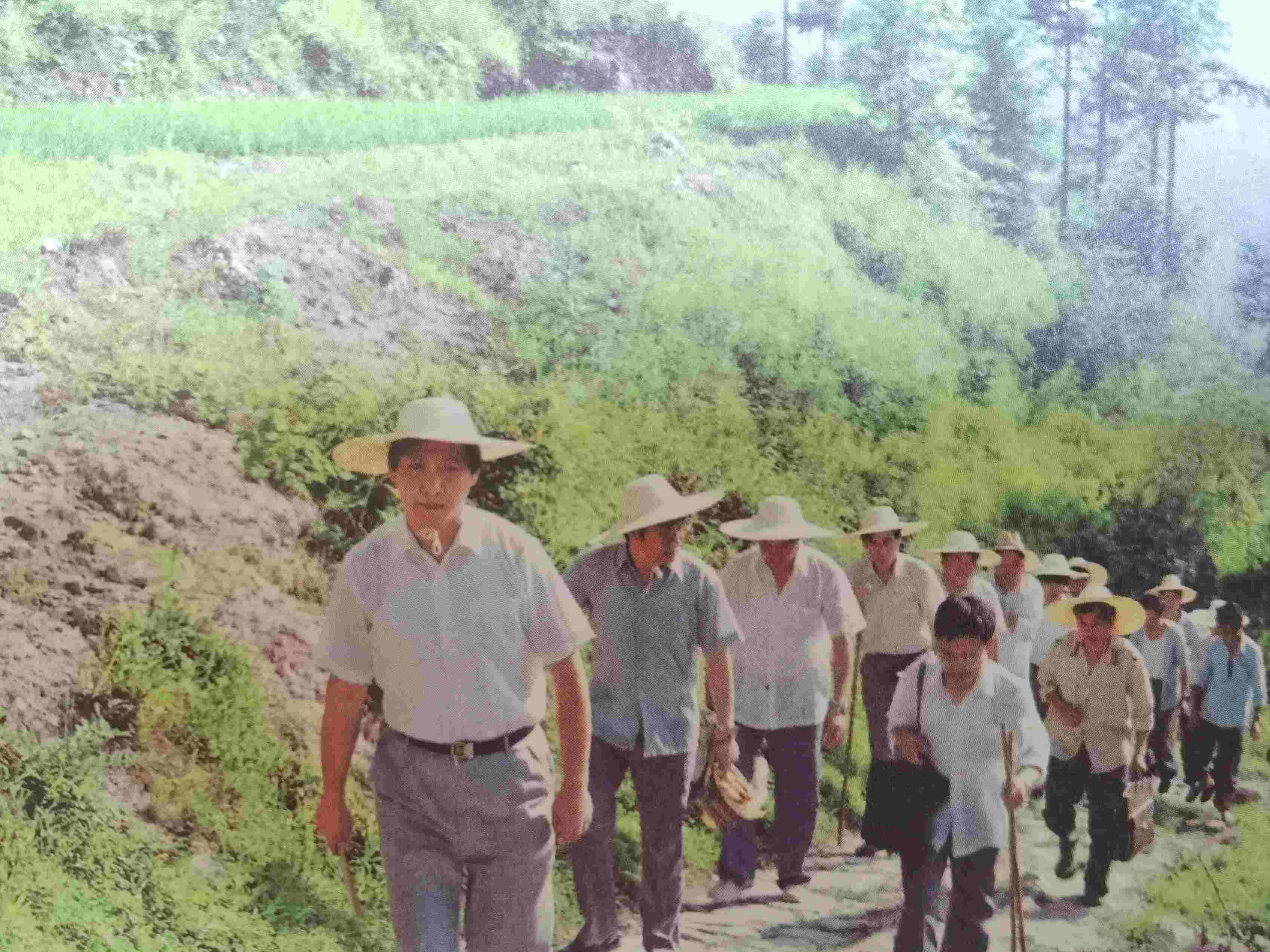 1989年7月，習近平冒著酷暑，帶頭步行到下黨鄉(xiāng)調研。
