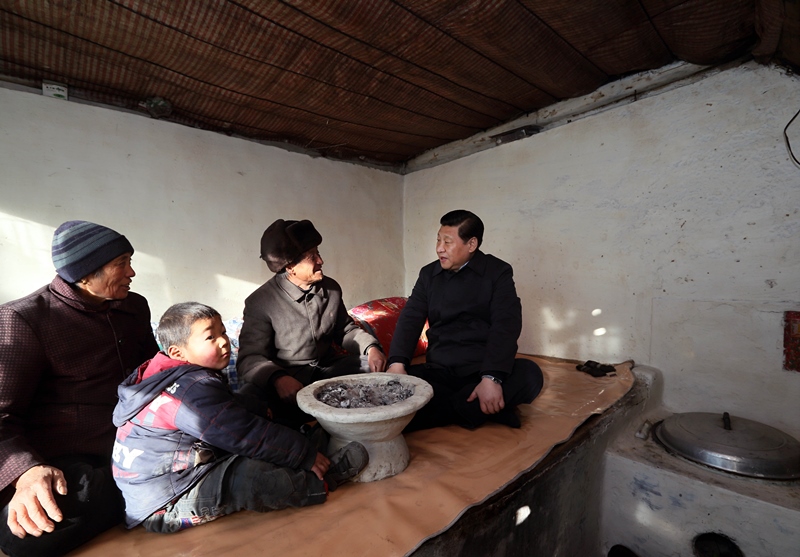 2012年12月30日，習(xí)近平在河北省阜平縣龍泉關(guān)鎮(zhèn)駱駝灣村看望唐榮斌老人一家。