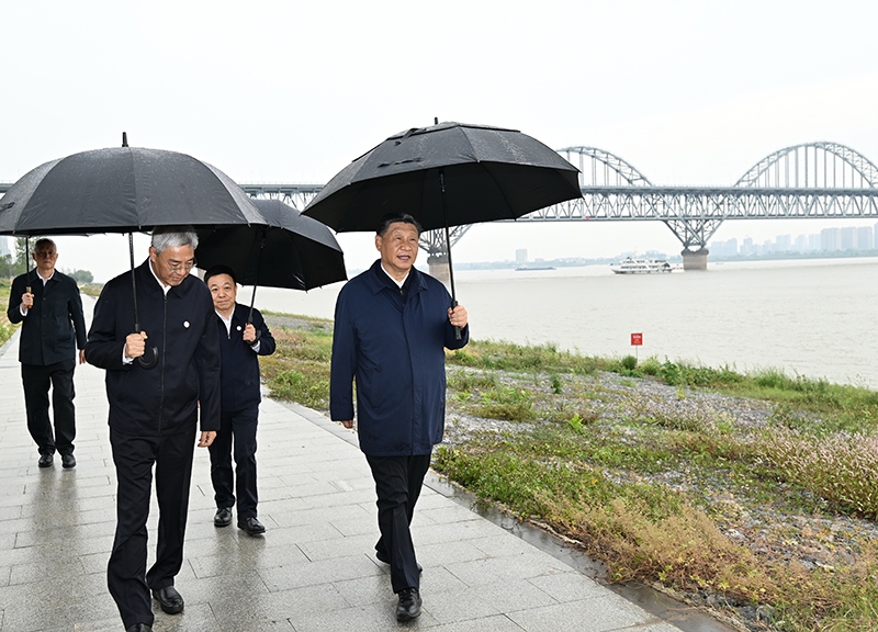 2023年10月10日，習(xí)近平總書(shū)記在江西長(zhǎng)江國(guó)家文化公園九江城區(qū)段冒雨考察。