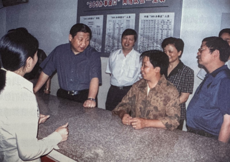 2003年6月，習(xí)近平在浙江金華市磐安縣新渥鎮(zhèn)“365辦事窗口”調(diào)研。