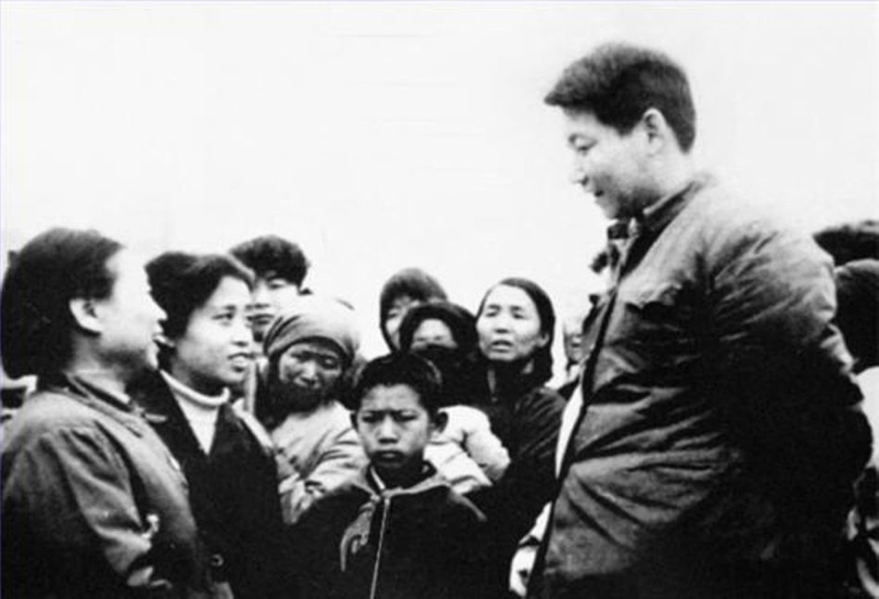 1983年，時(shí)任中共正定縣委書記的習(xí)近平同趙村群眾交談。