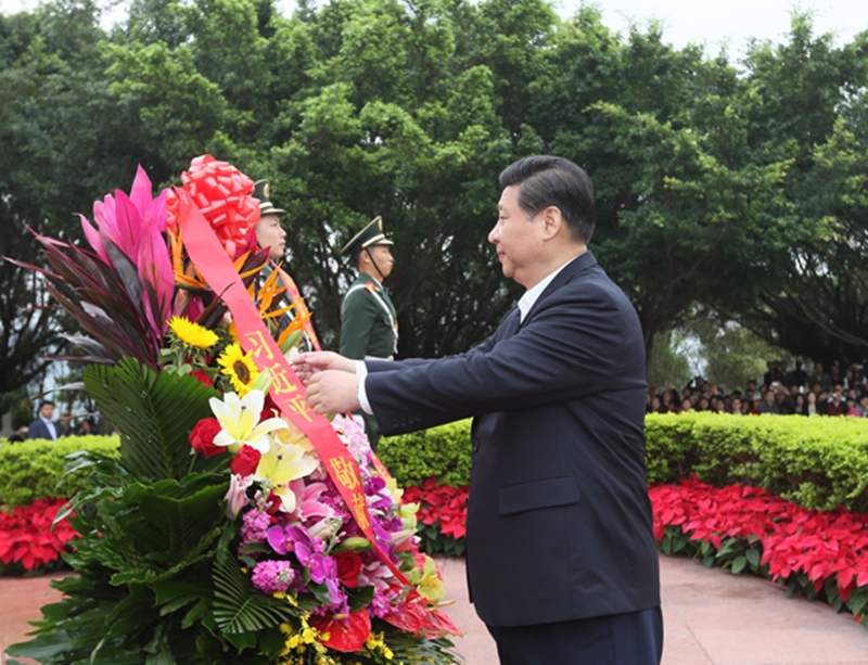 2012年12月8日，習(xí)近平在深圳蓮花山公園向鄧小平銅像敬獻(xiàn)花籃。