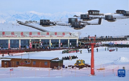隨著新雪季的到來，那拉提國際滑雪場迎來眾多游客（(12月21日攝）。