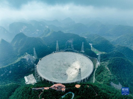 這是2023年7月26日拍攝的“中國天眼”全景（無人機(jī)照片，維護(hù)保養(yǎng)期間拍攝）。 新華社記者 歐東衢 攝