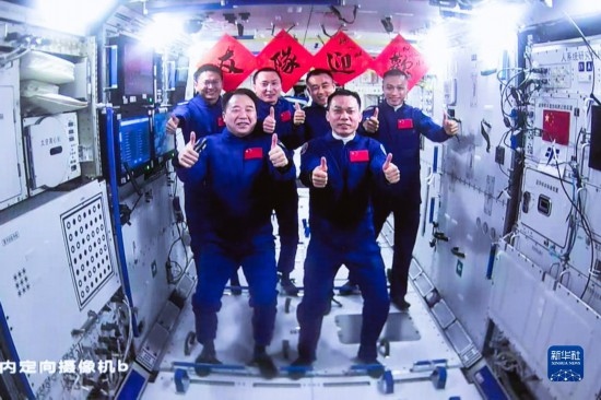 這是2023年10月26日在北京航天飛行控制中心拍攝的神舟十六號航天員乘組與神舟十七號航天員乘組“全家?！薄?新華社發(fā)（韓啟揚(yáng) 攝）
