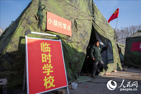 12月22日，在積石山縣大河家鎮(zhèn)大河村安置點(diǎn)，陸軍76集團(tuán)軍某旅搭建的“臨時(shí)學(xué)?！背蔀樾∨笥训摹凹佑驼尽?。人民網(wǎng)記者 翁奇羽攝