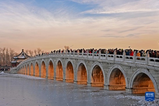 這是12月22日拍攝的頤和園十七孔橋“金光穿洞”景象。