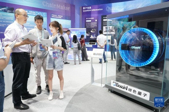 這是2023年5月26日在北京中關(guān)村國家自主創(chuàng)新示范區(qū)展示中心拍攝的100量子比特相干光量子計(jì)算機(jī)（模型）。 新華社記者 任超 攝