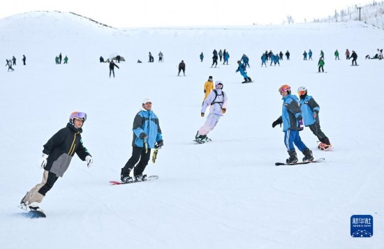 12月21日，游客在那拉提國際滑雪場滑雪。