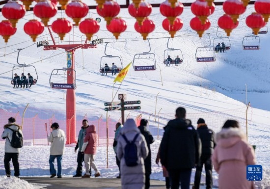 12月21日，那拉提國際滑雪場迎來眾多游客。