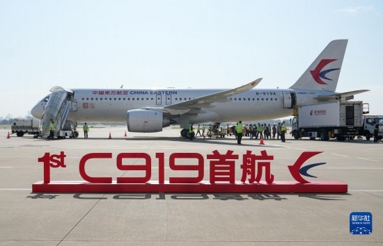 這是2023年5月28日在上海虹橋國際機(jī)場停機(jī)坪拍攝的C919飛機(jī)。當(dāng)日，由C919大型客機(jī)執(zhí)飛的東方航空MU9191航班平穩(wěn)降落在北京首都國際機(jī)場，標(biāo)志著該機(jī)型圓滿完成首個(gè)商業(yè)航班飛行，正式進(jìn)入民航市場，開啟市場化運(yùn)營、產(chǎn)業(yè)化發(fā)展新征程。 新華社記者 丁汀 攝