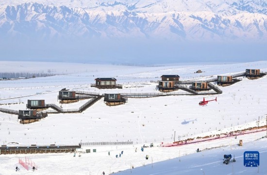 那拉提國際滑雪場旁新近落成的雪景星空民宿（12月21日攝）。