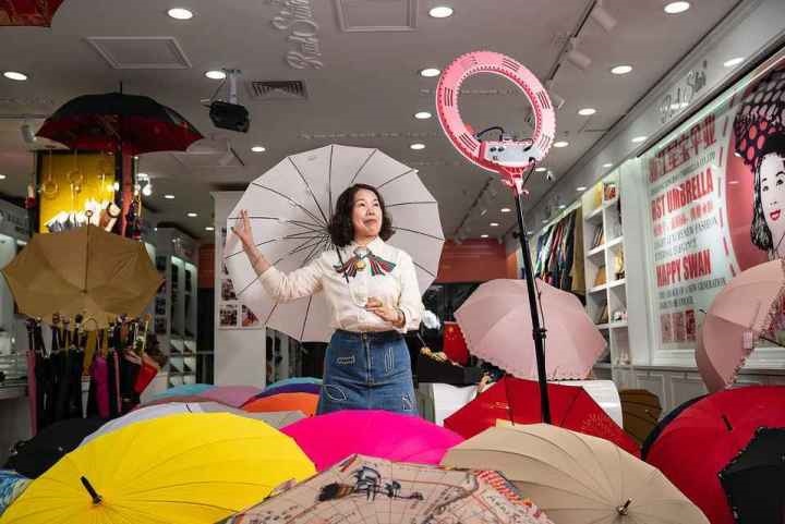 在義烏打拼了27年的商戶張吉英，正通過(guò)直播銷售雨傘。義烏市委宣傳部供圖