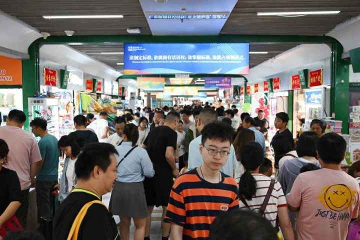 國(guó)慶長(zhǎng)假期間，“世界超市”摩肩接踵。共享聯(lián)盟·義烏 吳峰宇 攝