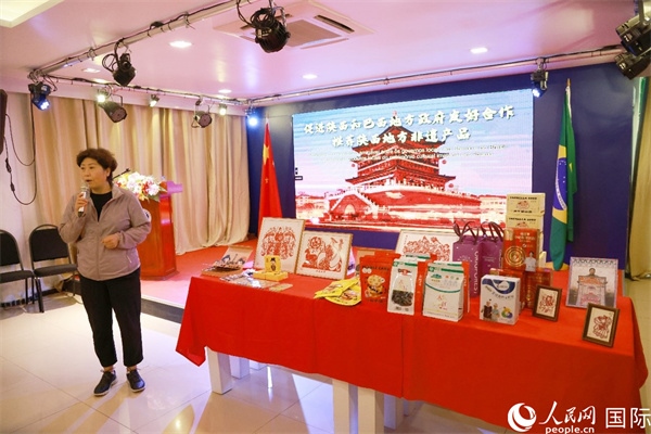 代表團(tuán)成員、咸陽(yáng)市政協(xié)主席李曉靜向與會(huì)嘉賓介紹了陜西的特色產(chǎn)品。人民網(wǎng)記者 陳海琪攝