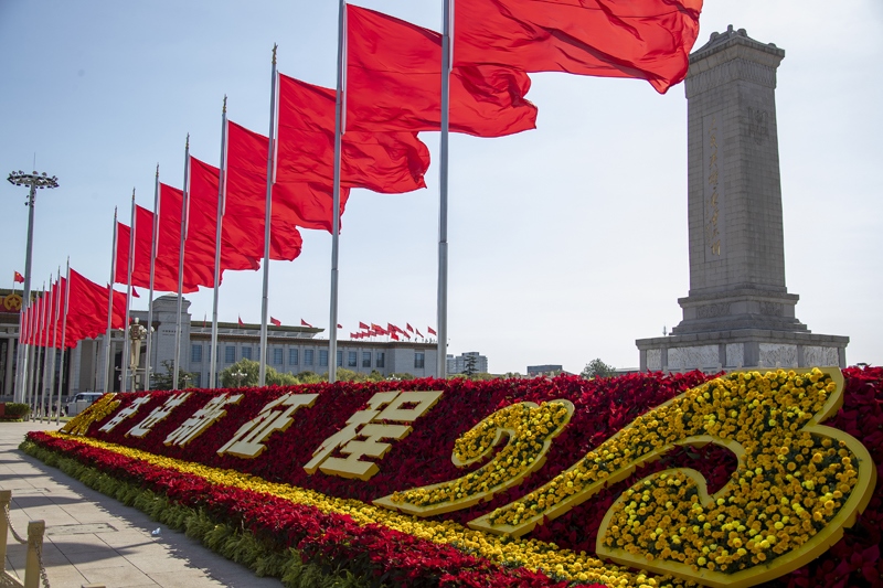 2022年10月16日，北京，中國共產(chǎn)黨第二十次全國代表大會開幕，人民大會堂外紅旗飄揚。