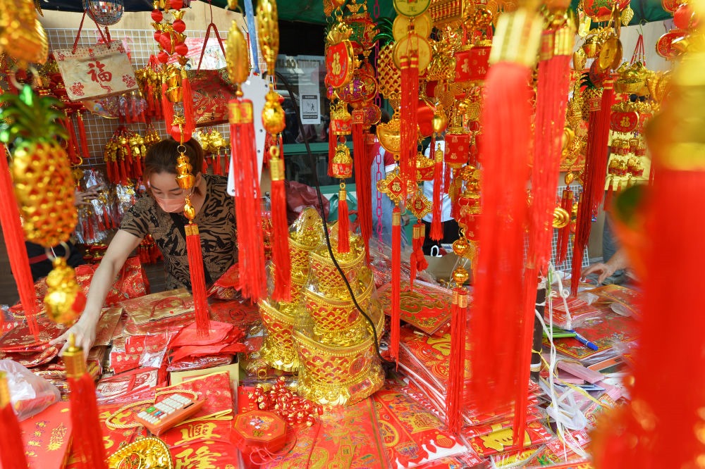 一名商販在泰國(guó)曼谷唐人街的攤位上擺放春節(jié)飾品。新華社發(fā)（拉亨攝）