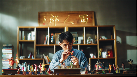 郎佳子彧通過短視頻直播，讓更多人關(guān)注并喜歡捏面人。受訪者供圖