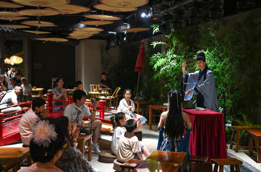游客在長安十二時辰主題街區(qū)觀看唐風演藝《大唐曲藝》。新華社記者鄒競一 攝