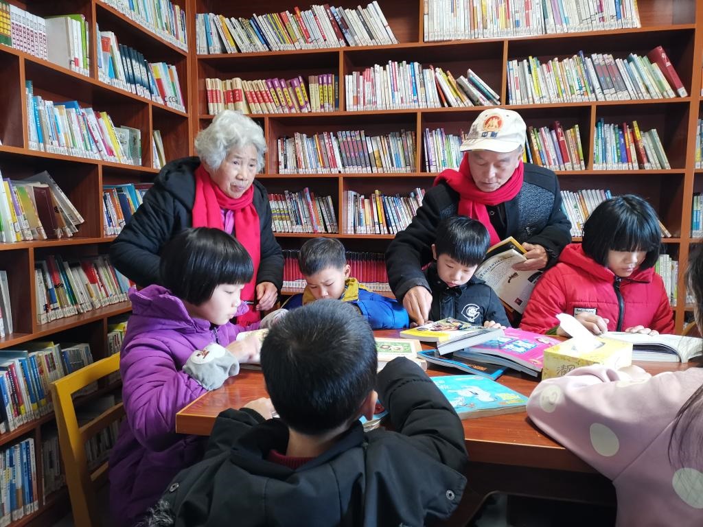 夏昭炎夫婦在譚家垅村的小書屋輔導小學生。（劉峰 攝）