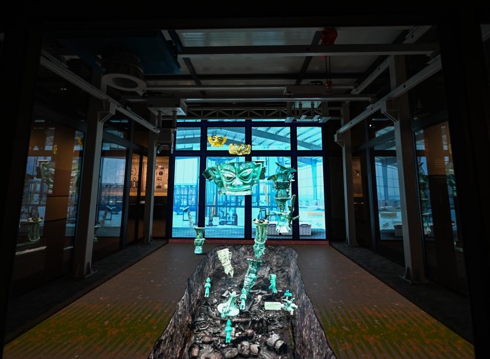 在三星堆博物館新館拍攝的裸眼3D技術還原的考古“方艙”。新華社記者王曦 攝