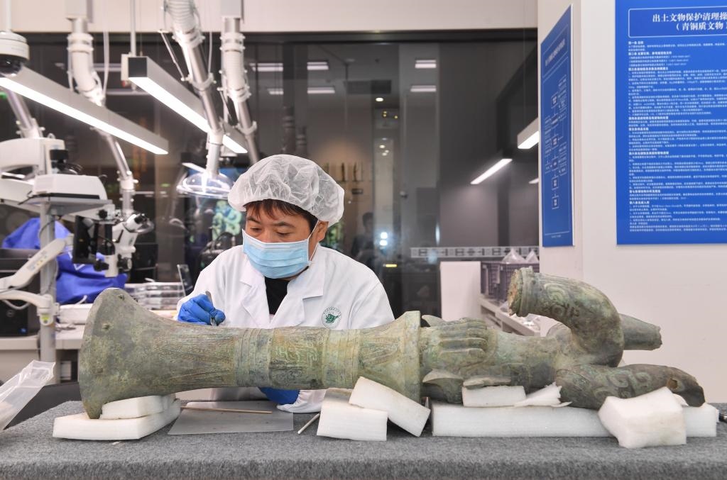 在三星堆博物館文物保護與修復館內，工作人員在對文物進行清理。新華社記者劉坤 攝