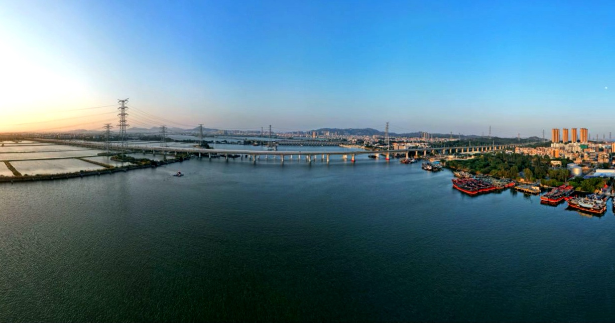 汕汕鐵路練特江大橋。國鐵集團供圖