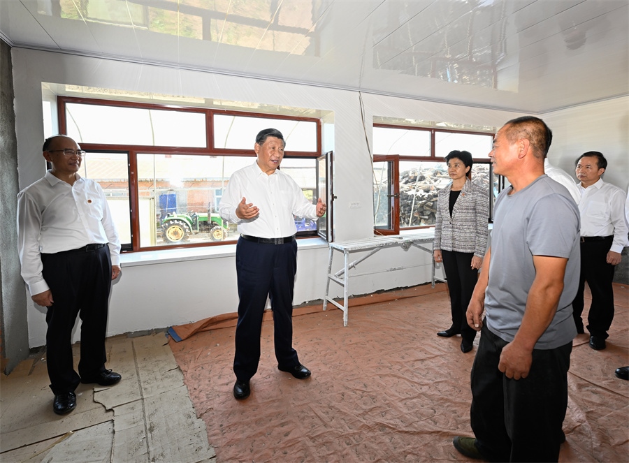 2023年9月7日，在遭受洪澇災(zāi)害的黑龍江尚志市老街基鄉(xiāng)龍王廟村，習(xí)近平總書記走進(jìn)村民楊春貴家中，察看受損房屋修繕情況。